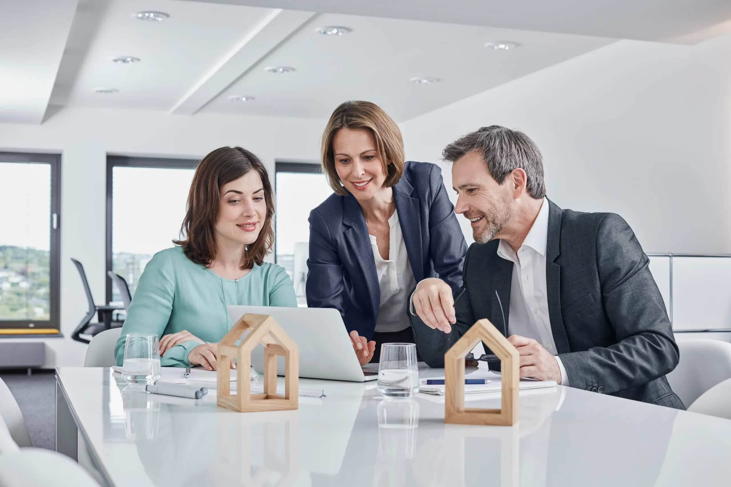 Key Services Every Brokerage Firm Should Offer in Pakistan